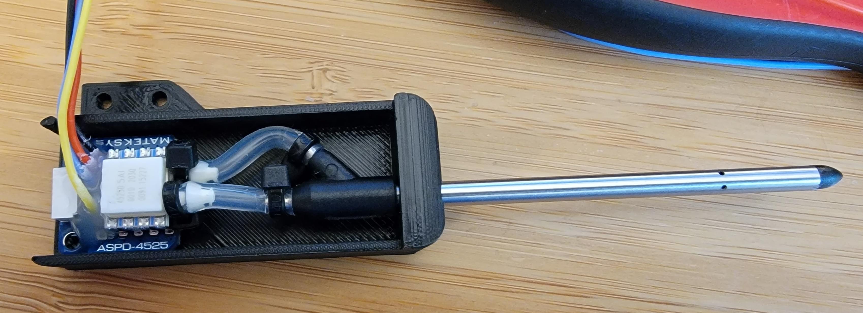 打开的皮托管舱，显示焊接并热胶固定的皮托管连接器和电线
