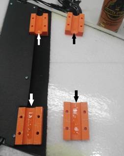 在机翼支架上涂胶水