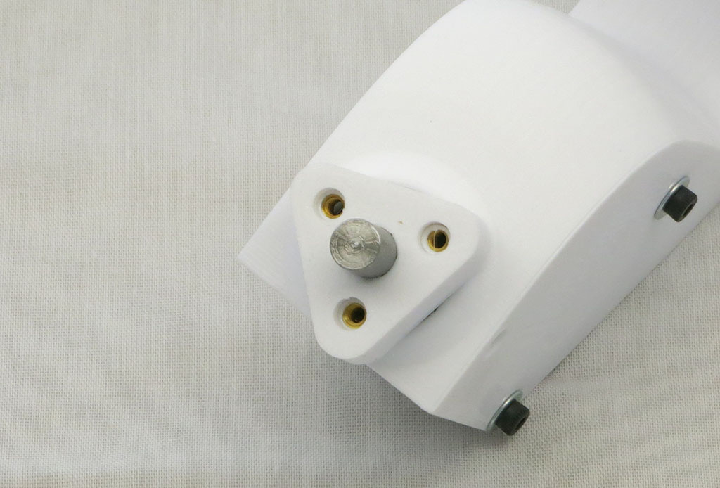 Hub installation direction makes heat set insert face away