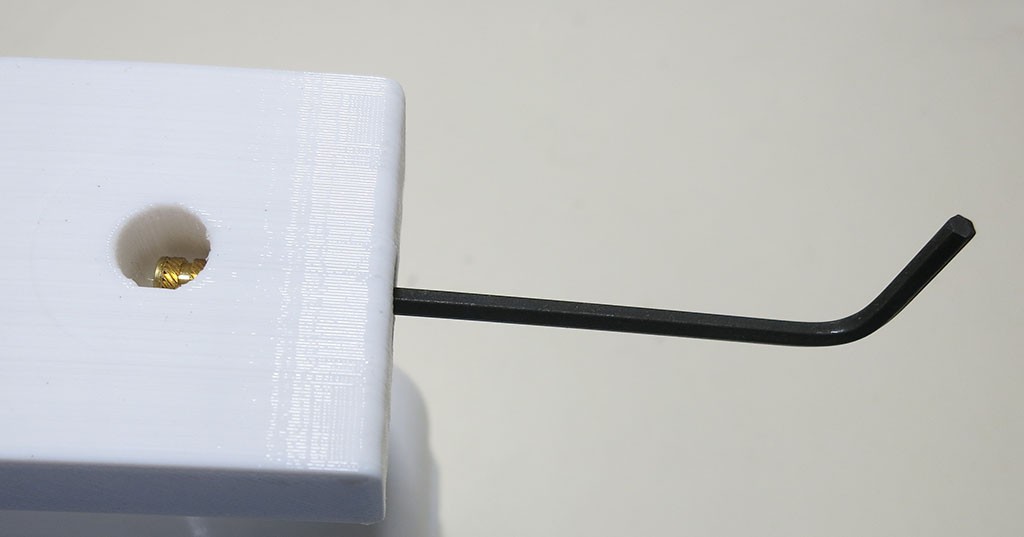 Steering knuckle set screw insert